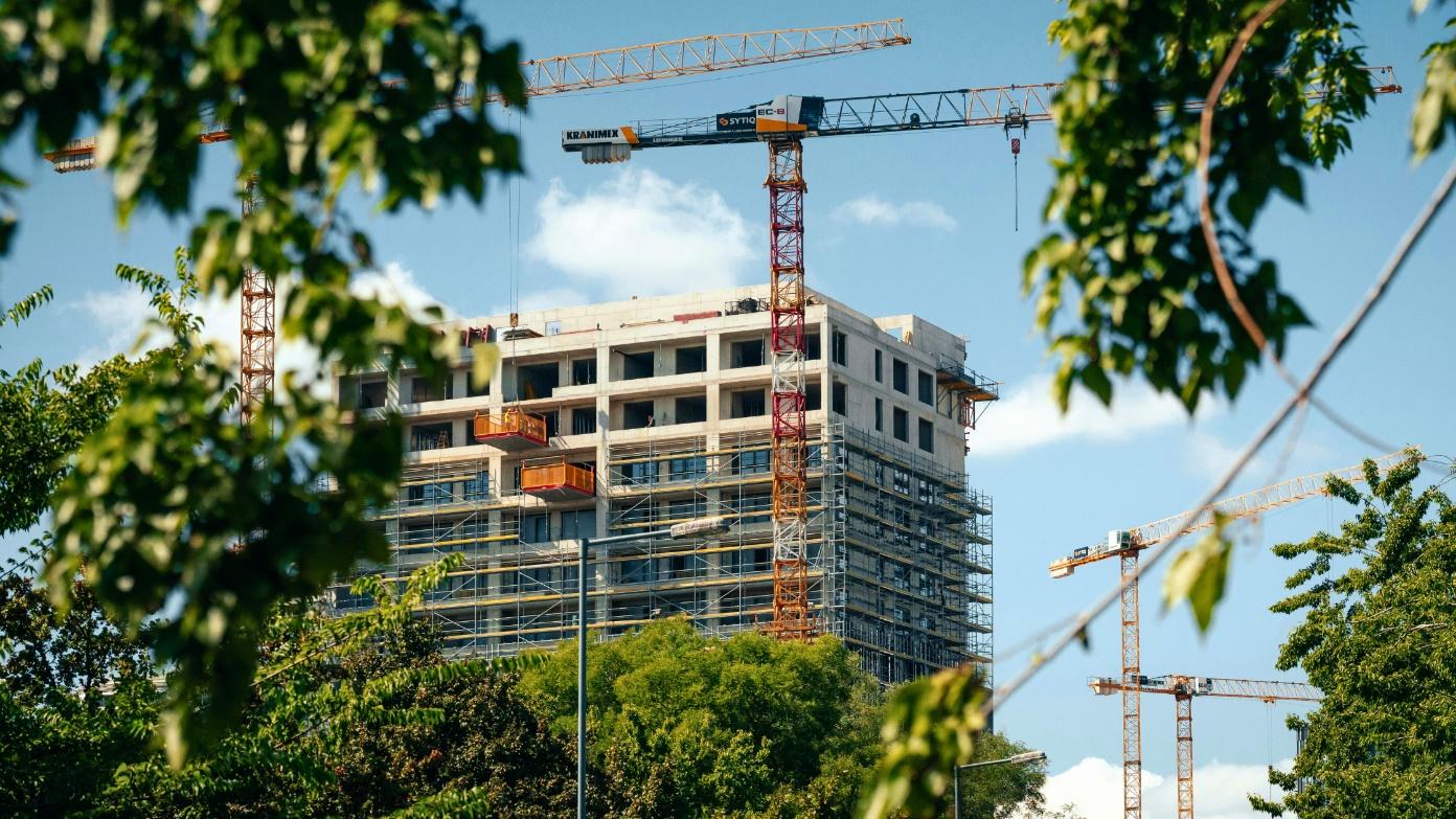 Producția industrială de prefabricate din beton: standarde de calitate, armare optimizată și control tehnologic